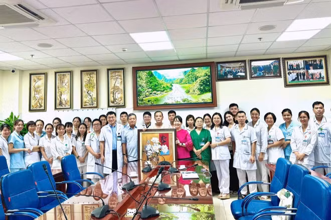 Ban Giám đốc bệnh viện chúc mừng bệnh nhân ra viện. 
