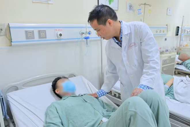Tiến sĩ, bác sĩ Nguyễn Đình Liên - Trưởng khoa Phẫu thuật thận tiết niệu và nam học khám cho người bệnh. 