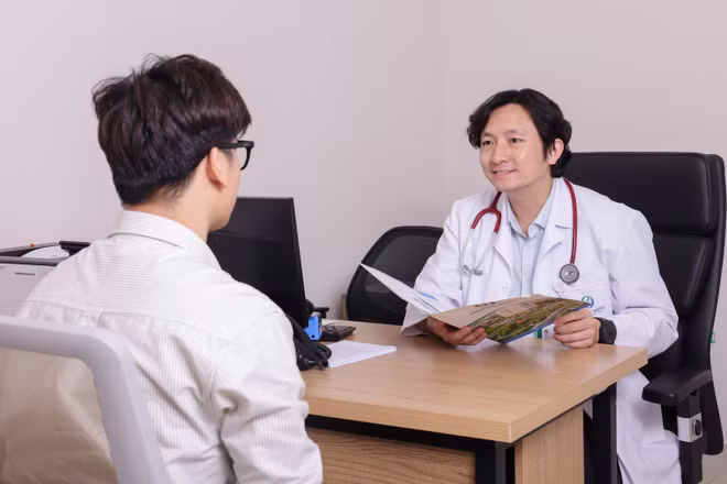 Thạc sĩ, bác sĩ Đoàn Dư Mạnh tư vấn cho người bệnh. (Ảnh: NV cung cấp)