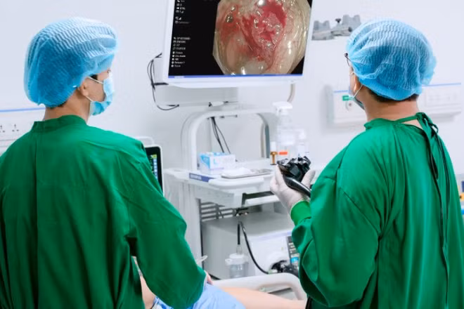 Trong quá trình nội soi tiêu hóa, bác sĩ ghi nhận tổn thương u sùi đại tràng nghi ngờ ác tính của bệnh nhân. 
