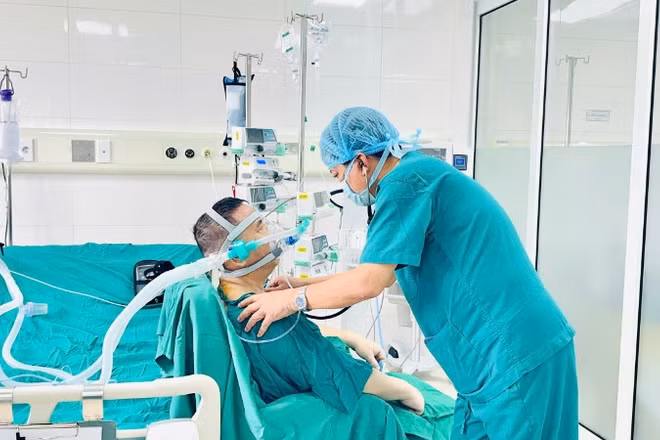 Tiến sĩ, bác sĩ cao cấp, Thầy thuốc ưu tú Đinh Văn Lượng, Giám đốc Bệnh viện Phổi Trung ương chúc mừng bệnh nhân hồi phục sau ca ghép.