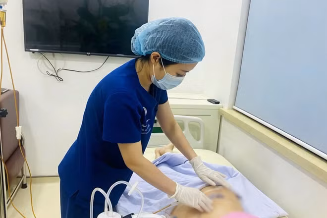 Bệnh nhân bị áp xe, nhiễm trùng muộn sau tiêm chất làm đầy. (Ảnh: BVCC)