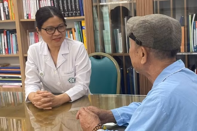 Phó Giáo sư, Tiến sĩ Phạm Cẩm Phương khám cho người bệnh. 