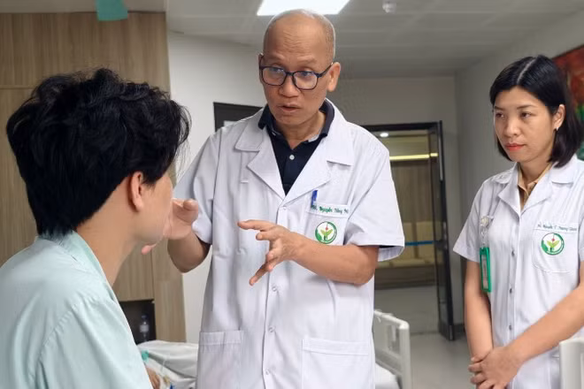 Phó Giáo sư, Tiến sĩ Nguyễn Hồng Hà – Trưởng khoa Phẫu thuật Hàm mặt-Tạo hình và Thẩm mỹ, Bệnh viện Hữu nghị Việt Đức thăm khám cho người bệnh sau phẫu thuật. 