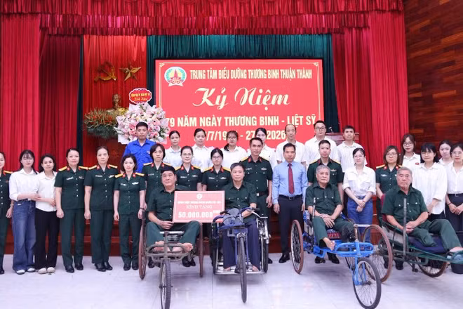 Bệnh viện Trung ương Quân đội 108 tặng quà tại Trung tâm Điều dưỡng thương binh Thuận Thành (tỉnh Bắc Ninh).