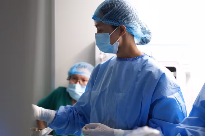 Bác sĩ chuyên khoa I Tôn Nữ Phương Duyên thực hiện phẫu thuật cho người bệnh. (Ảnh: Bệnh viện cung cấp)