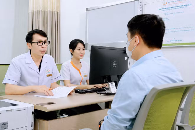 Thạc sĩ, bác sĩ Đinh Hữu Việt - Trưởng khoa Nam học tư vấn cho bệnh nhân.