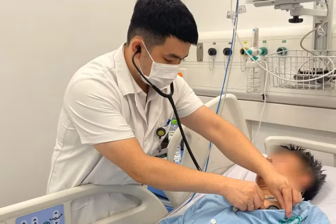 Một trường hợp ngộ độc nằm điều trị tại Bệnh viện Bạch Mai. (Ảnh: Bệnh viện cung cấp)