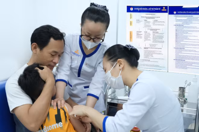 Trẻ tiêm vaccine sốt xuất huyết.