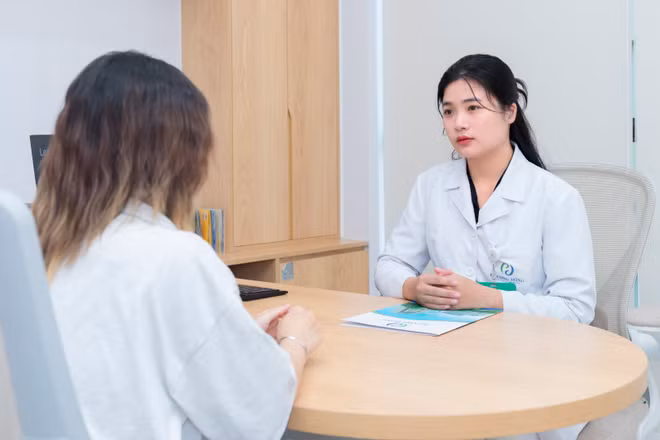 Thạc sĩ Tâm lý lâm sàng Phạm Quỳnh Trang tư vấn cho bạn trẻ. (Ảnh: NVCC)