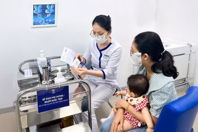 Chị T.N đưa con gái đến VNVC Châu Thành (An Giang) tiêm vaccine não mô cầu nhóm B.