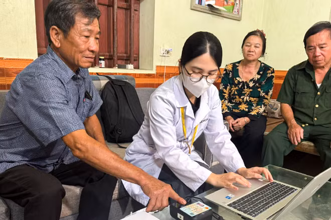 Hai người em trai liệt sĩ Lương Bá Nho trực tiếp tham gia lấy mẫu máu với niềm hy vọng mong manh sau nhiều thập kỷ chờ đợi.