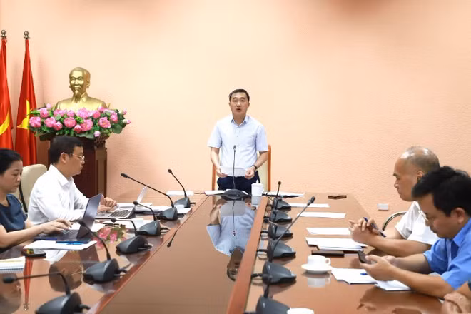 Thứ trưởng Y tế Trần Văn Thuấn chủ trì cuộc họp.