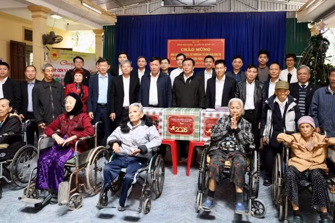 Lãnh đạo Bộ Y tế và Bệnh viện Da liễu Trung ương thăm, chúc Tết bệnh nhân tại Khu điều trị phong Quỳnh Lập.