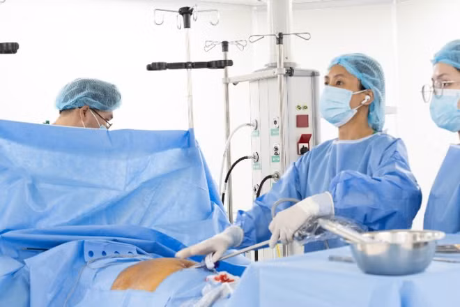 Bác sĩ chuyên khoa I Tôn Nữ Phương Duyên cùng ê-kíp thực hiện ca phẫu thuật.