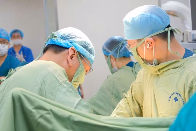 Các bác sĩ tiến hành phẫu thuật lấy thai cho sản phụ.