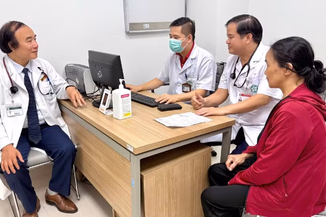 Giám đốc Bệnh viện Đào Xuân Cơ trực tiếp thăm khám và tư vấn cho người bệnh.