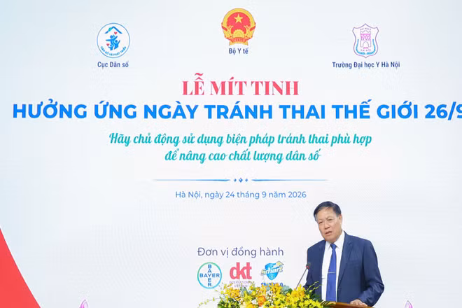 Thứ trưởng Y tế Đỗ Xuân Tuyên phát biểu tại lễ mít-tinh. (Ảnh: T.M)