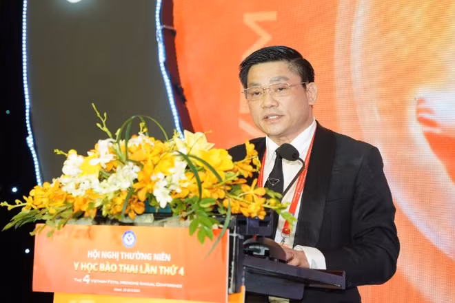 Thầy thuốc nhân dân, Giáo sư, Tiến sĩ Nguyễn Duy Ánh, Giám đốc Bệnh viện Phụ sản Trung ương phát biểu tại hội nghị. 
