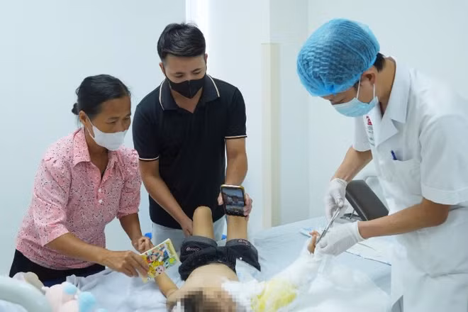 Sau phẫu thuật, cẳng tay và bàn tay phải hồng ấm, tuần hoàn chi được duy trì tốt, cho thấy tình trạng tưới máu của cánh tay được bảo đảm.