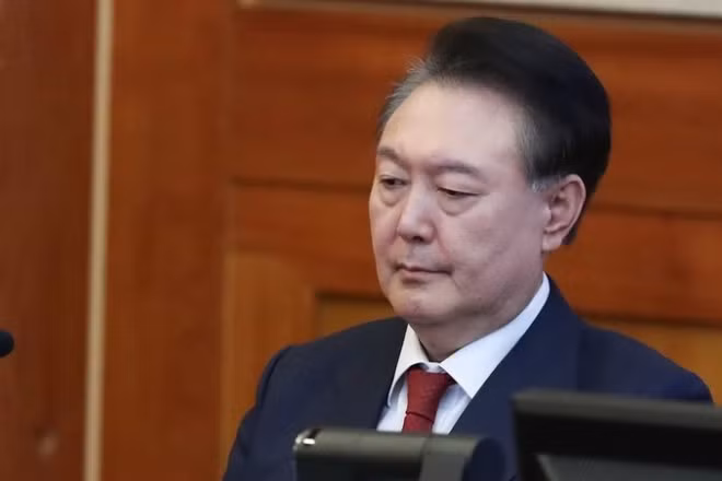 Cựu Tổng thống Hàn Quốc Yoon Suk Yeol trong phiên điều trần tại phiên tòa luận tội liên quan đến việc áp đặt thiết quân luật ở Seoul. (Ảnh: THX/TTXVN)