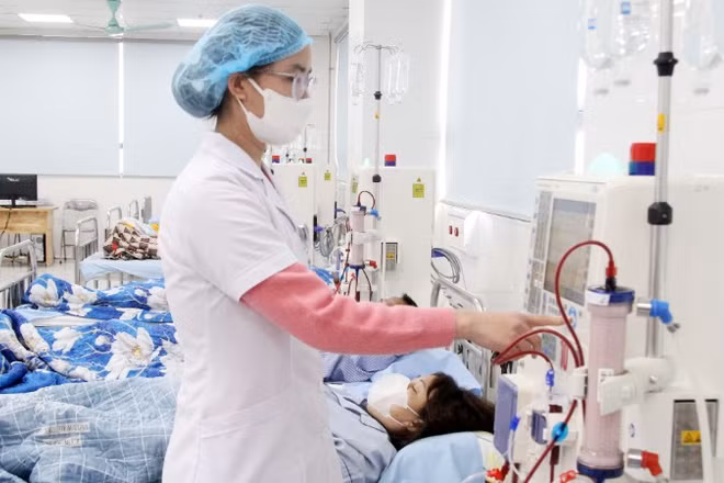Nhân viên Bệnh viện đa khoa Lục Nam, tỉnh Bắc Ninh vận hành máy chạy thận nhân tạo.
