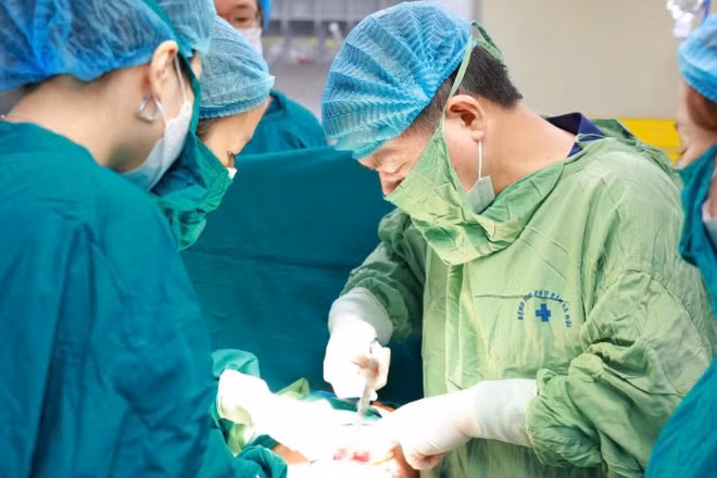 Bác sĩ tiến hành mổ lấy thai cho sản phụ. 
