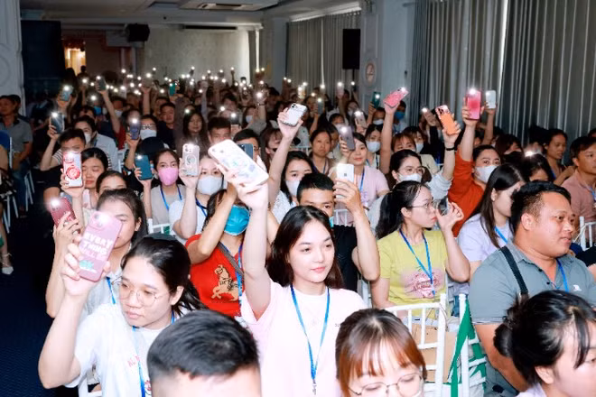 Hàng trăm gia đình cùng hội ngộ tại Bệnh viện Nam học và Hiếm muộn Hà Nội sáng 28/6.