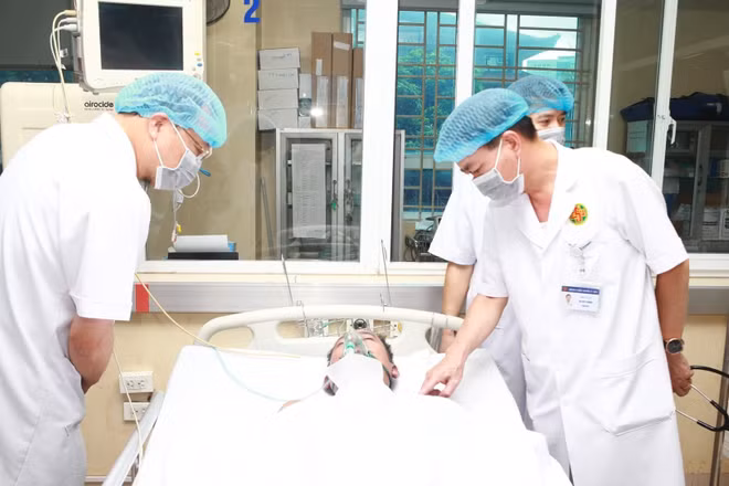 Bệnh nhân nằm điều trị tại Bệnh viện Quân y 354. (Ảnh: Bệnh viện Quân y 354)