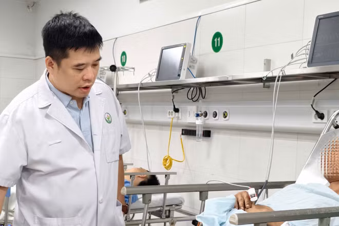 Bác sĩ khám cho bệnh nhân sau phẫu thuật.