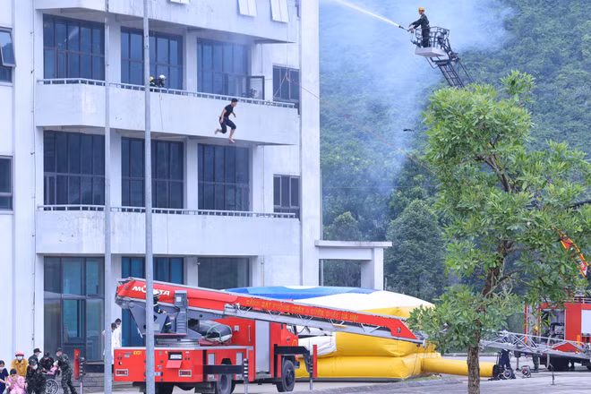Tình huống lực lượng phòng cháy chữa cháy, cứu hộ cứu nạn và trực thăng sơ tán người mắc kẹt tại Tòa Tháp đôi. 