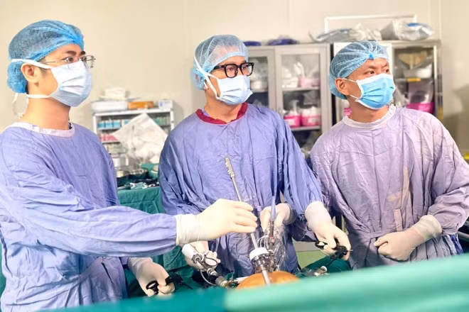 Bác sĩ can thiệp cho bệnh nhân. 