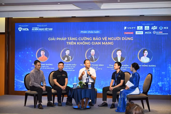 Phiên thảo luận “Giải pháp tăng cường bảo vệ người dùng trên không gian mạng”.