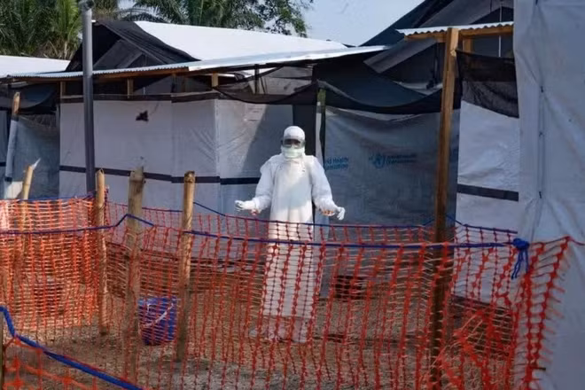 Một nhân viên y tế khử trùng tại một trung tâm điều trị Ebola ở khu vực y tế Bulape, Cộng hòa dân chủ Congo. (Ảnh: Tân Hoa xã)