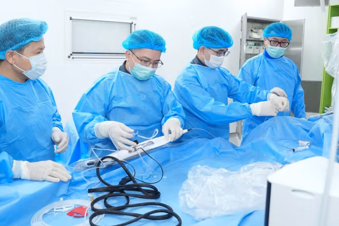 Bác sĩ can thiệp cho bệnh nhân. (Ảnh: BVCC)