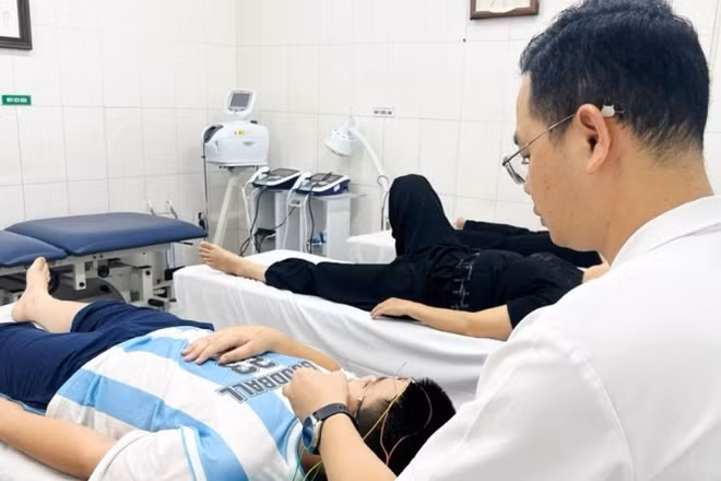 Người bệnh được thăm khám, đánh giá mức độ tổn thương và chỉ định hướng điều trị phù hợp.