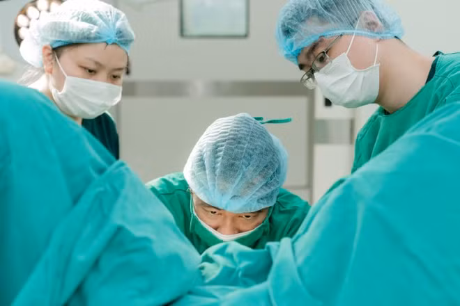 Bác sĩ phẫu thuật cho bệnh nhân. 