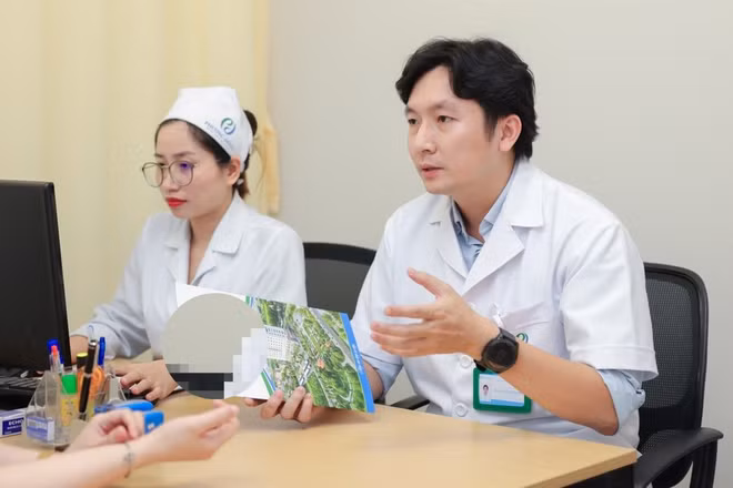 Thạc sĩ, bác sĩ Đoàn Dư Mạnh tư vấn cho người bệnh. (Ảnh: BVCC)