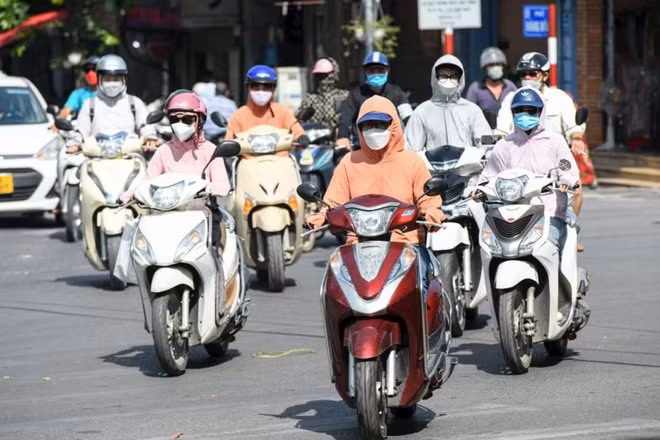 Người dân cần hạn chế hoạt động ngoài trời trong khung giờ nắng đỉnh điểm từ 11-15 giờ. (Ảnh: THÀNH ĐẠT)