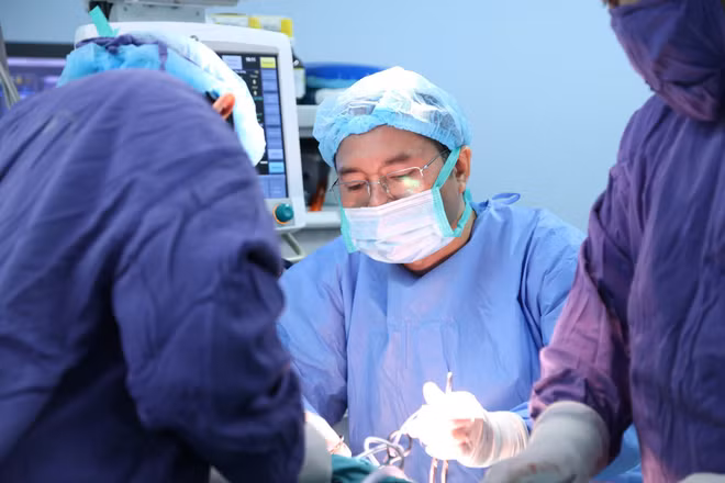 Các bác sĩ phẫu thuật cho bệnh nhân.