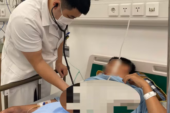 Bác sĩ khám cho bệnh nhân. 