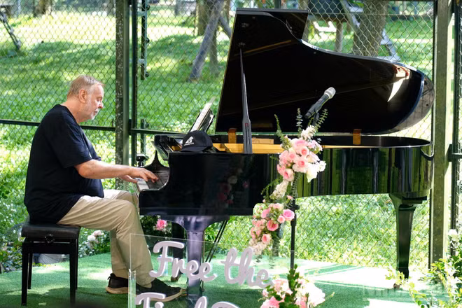 Nghệ sĩ, nhạc sĩ Rick Wakeman đã có buổi biểu diễn đặc biệt tại Trung tâm Cứu hộ Gấu Việt Nam. (Ảnh: LÊ CHÍ)