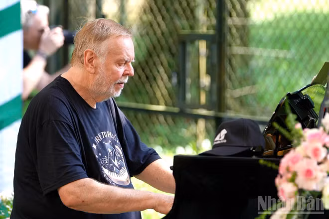 Nghệ sĩ piano nổi tiếng Rick Wakeman. (Ảnh: LÊ CHÍ)