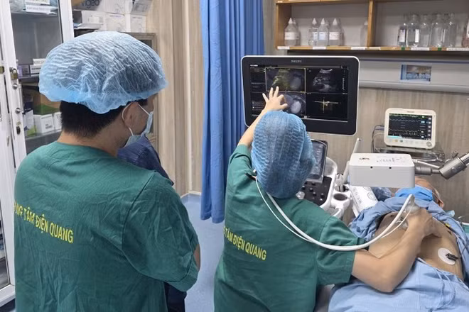 Thực hiện thủ thuật cho người bệnh bằng kỹ thuật kỹ thuật siêu âm hòa hình thời gian thực tại Viện Điện quang chẩn đoán và can thiệp.