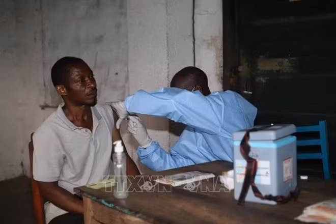 Nhân viên y tế tiêm vaccine phòng Ebola cho người dân tại Bulape, Cộng hòa Dân chủ Congo. (Ảnh: THX/TTXVN)