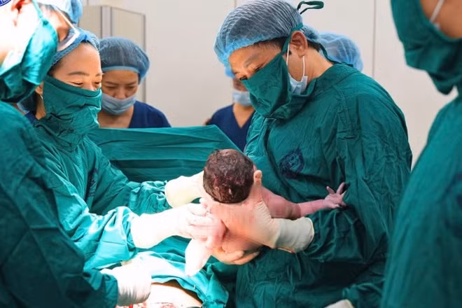 Đúng 9 giờ 12 phút, ca phẫu thuật đầu tiên được thực hiện bởi Thầy thuốc nhân dân, Giáo sư, Tiến sĩ Nguyễn Duy Ánh, Giám đốc Bệnh viện Phụ sản Trung ương. (Ảnh: BVCC)