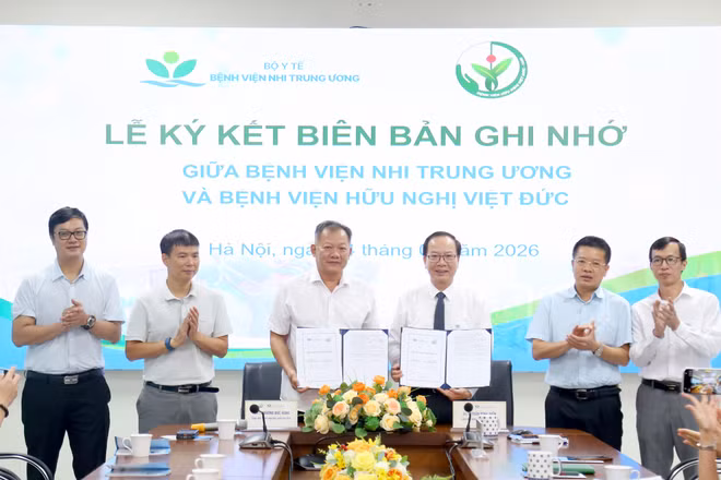Phó Giáo sư, Tiến sĩ Dương Đức Hùng, Giám đốc Bệnh viện Hữu nghị Việt Đức và Giáo sư, Tiến sĩ Trần Minh Điển, Giám đốc Bệnh viện Nhi Trung ương ký kết biên bản ghi nhớ hợp tác chuyên môn. 