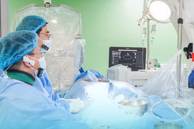Tiến sĩ, bác sĩ Cao Việt Tùng thực hiện thay van động mạch phổi qua da cho bé L.V với sự tư vấn của chuyên gia Hàn Quốc.
