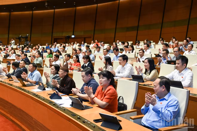 Quốc hội thông qua Luật sửa đổi, bổ sung một số điều của Luật Trợ giúp pháp lý với đa số đại biểu có mặt tán thành. (Ảnh: THỦY NGUYÊN)