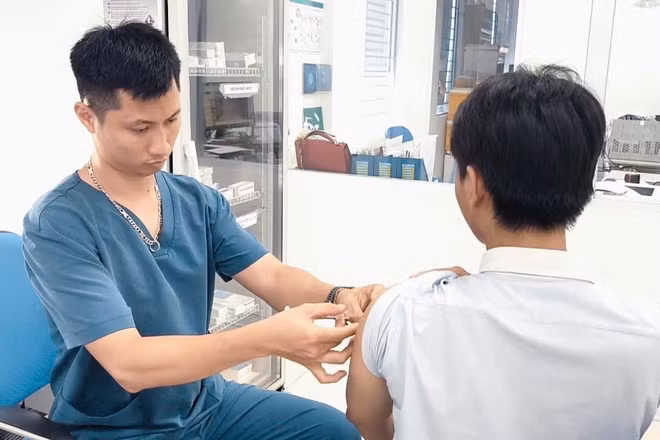 Tiêm vaccine phòng dại cho người bệnh. 